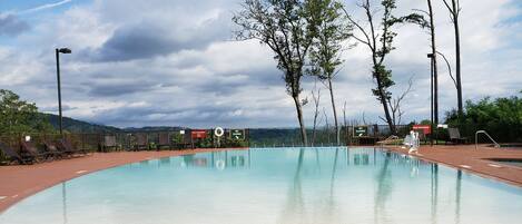 Inomhuspool och utomhuspool