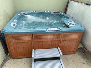 Tina de hidromasaje al aire libre