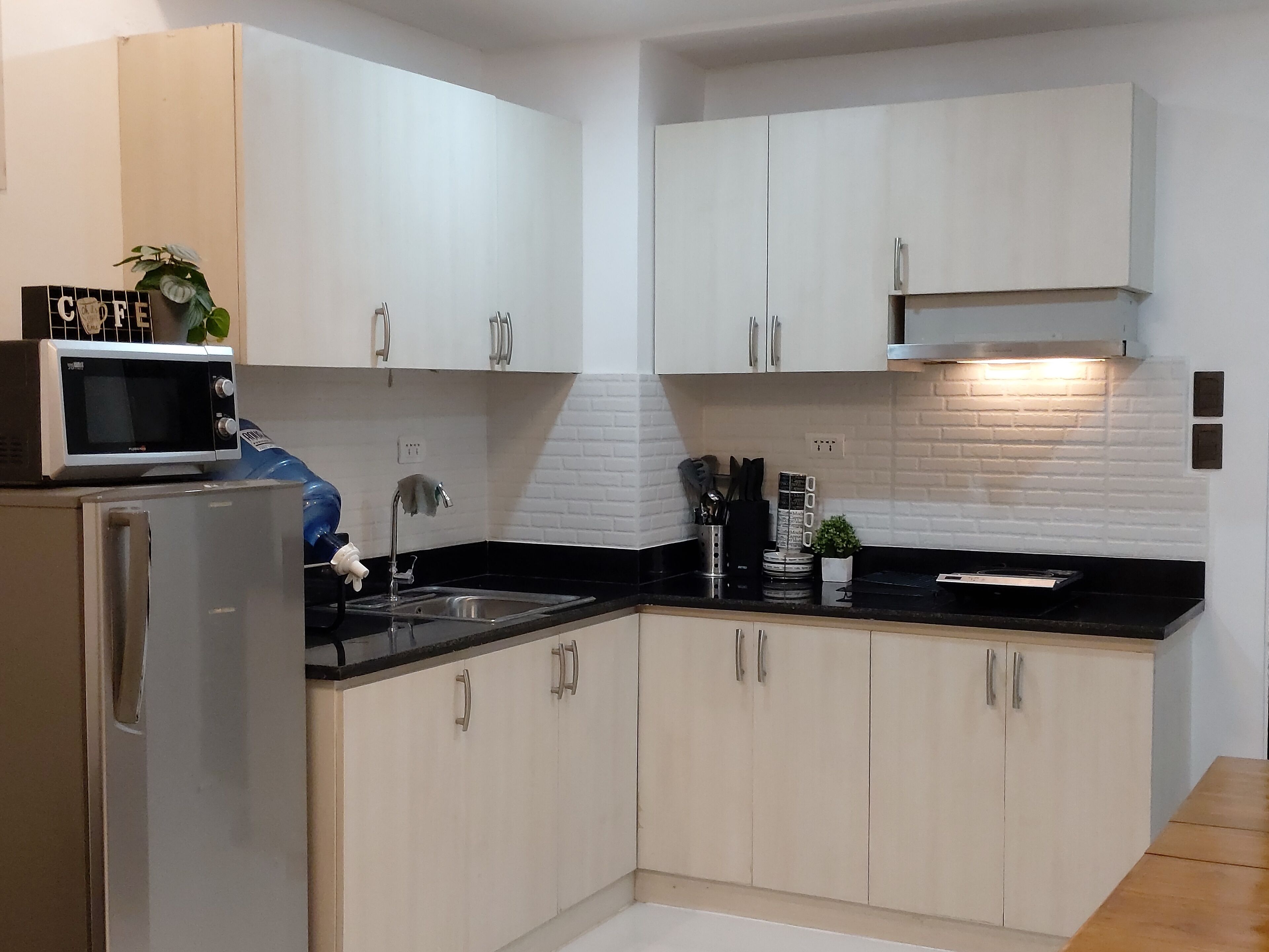 Kjøleskap, mikrobølgeovn, kokeplater og vannkoker