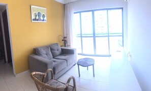 TV, tavolo da calcetto, tavolo da ping pong, libri