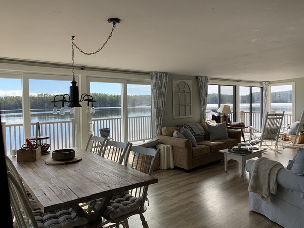 Téléviseur connecté, foyer, livres