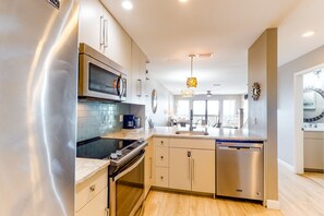 Fridge, microwave, oven, stovetop - Ramsgate getaway w/ panoramic view, beach access & shared pool (Panama City Beach)