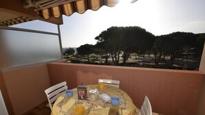 Outdoor dining - STUDIO LES RIVES DE LA FAVIERE (BORMES-LES-MIMOSAS)