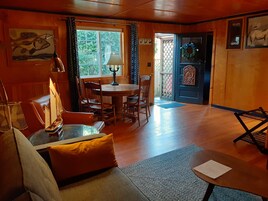 Family Cabin- Pet Friendly | 起居区 | 32-英寸智能电视（配备数码频道）、电视、DVD 播放器