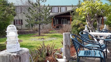 Un patio con mobiliario exterior y un comedero para pájaros.