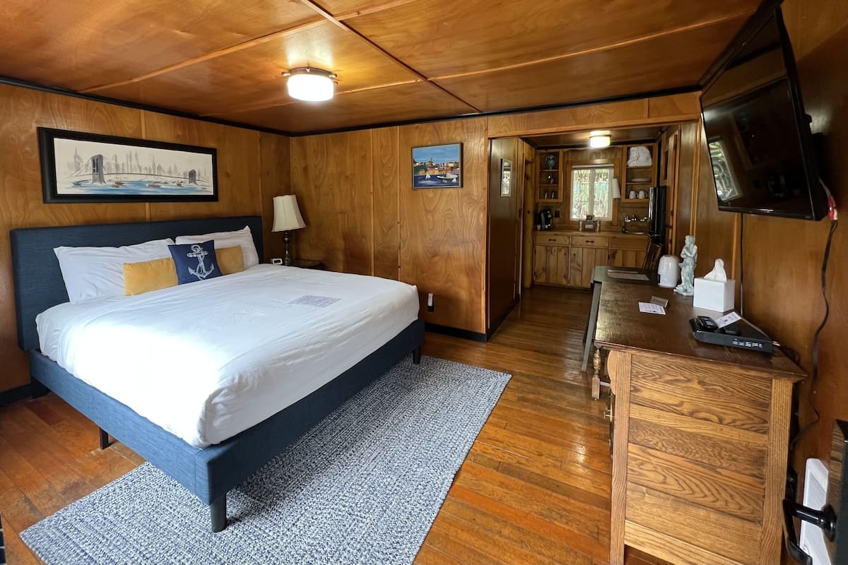 1 bedroom, individually decorated, individually furnished