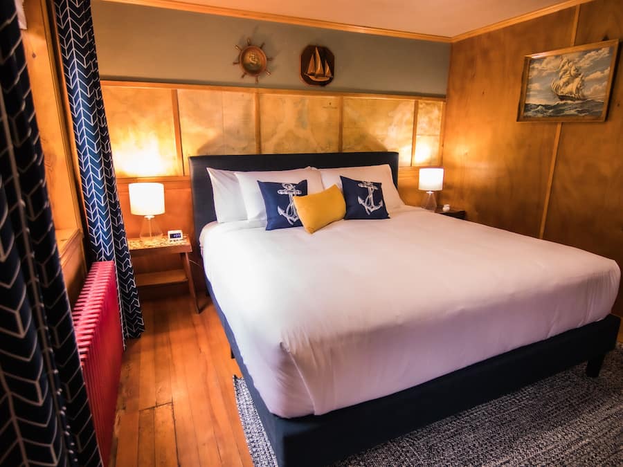 Decoración personalizada, muebles diferentes y cortinas blackout