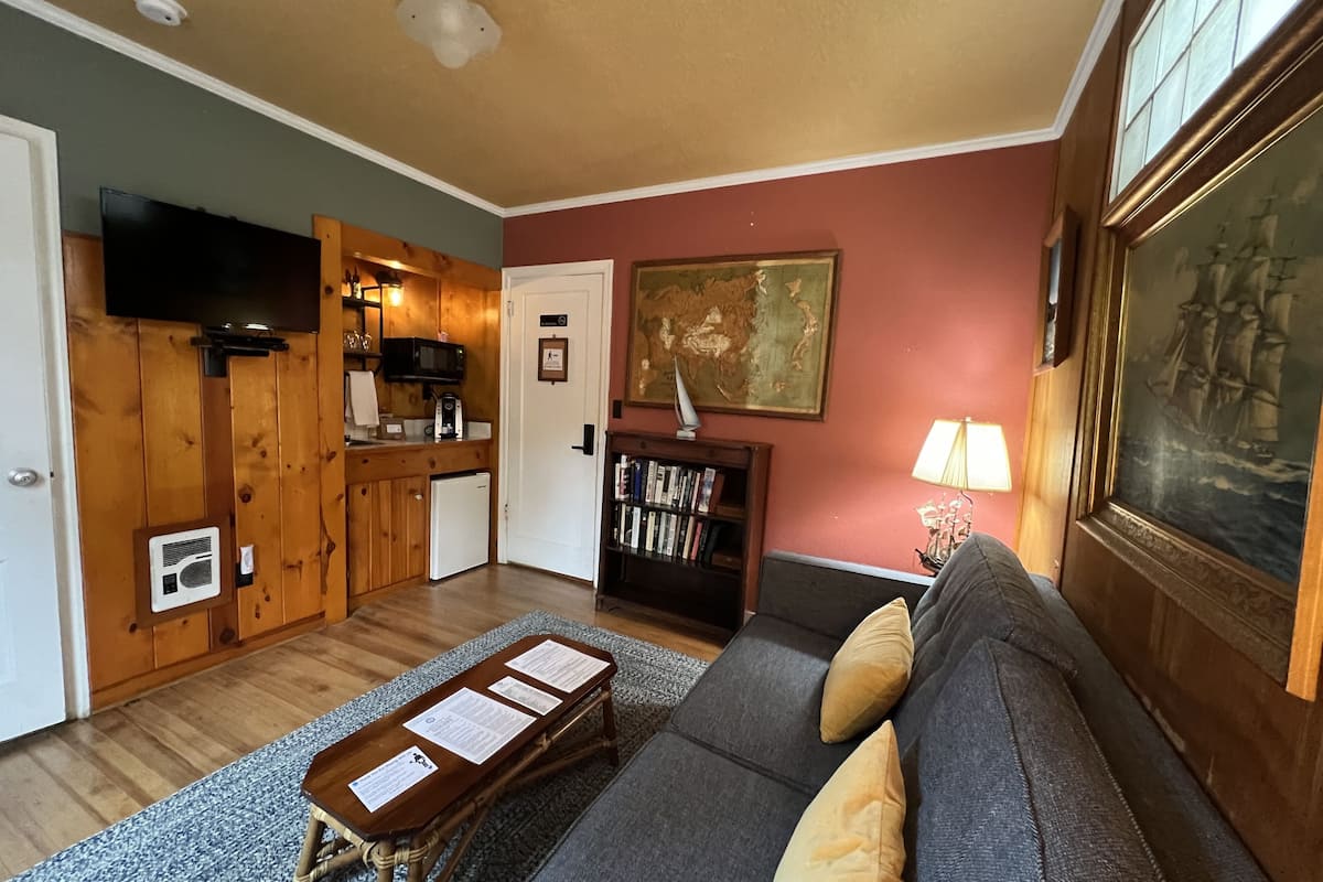premium suite, 1 king bed with sofa bed- pet friendly | 1 bedroom, individually decorated, individually furnished