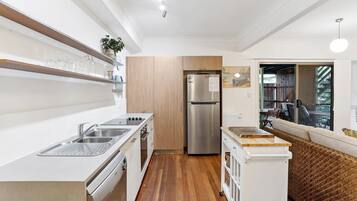 Køleskab, mikrobølgeovn, ovn, kogeplade