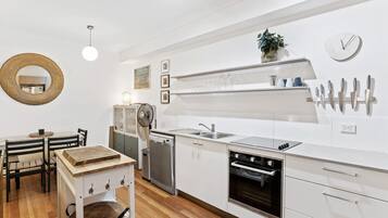 Køleskab, mikrobølgeovn, ovn, kogeplade