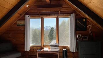 3 bedrooms, desk, travel crib, WiFi (free)