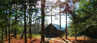 10 min from Stratton! Log Cabin w/ Beautiful Views