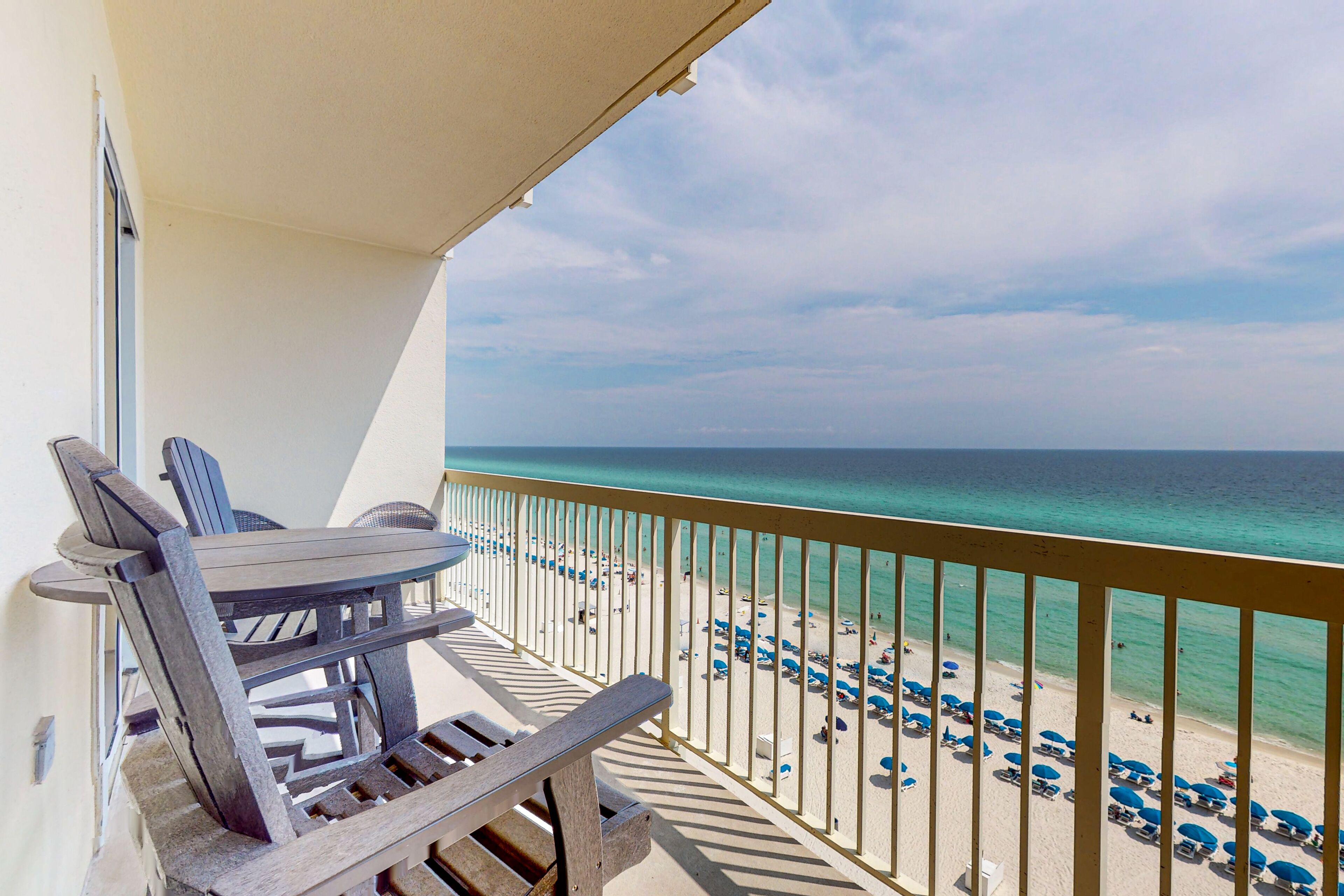 Gulf front condo w/ amazing ocean views, free WiFi, shared pools & hot tub