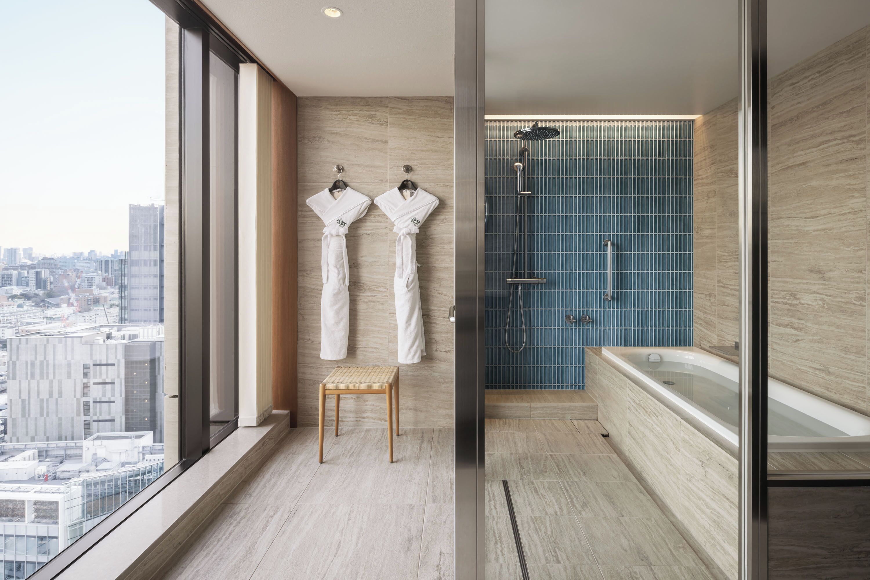 Un baño moderno con vistas a la ciudad, una bañera y una ducha.