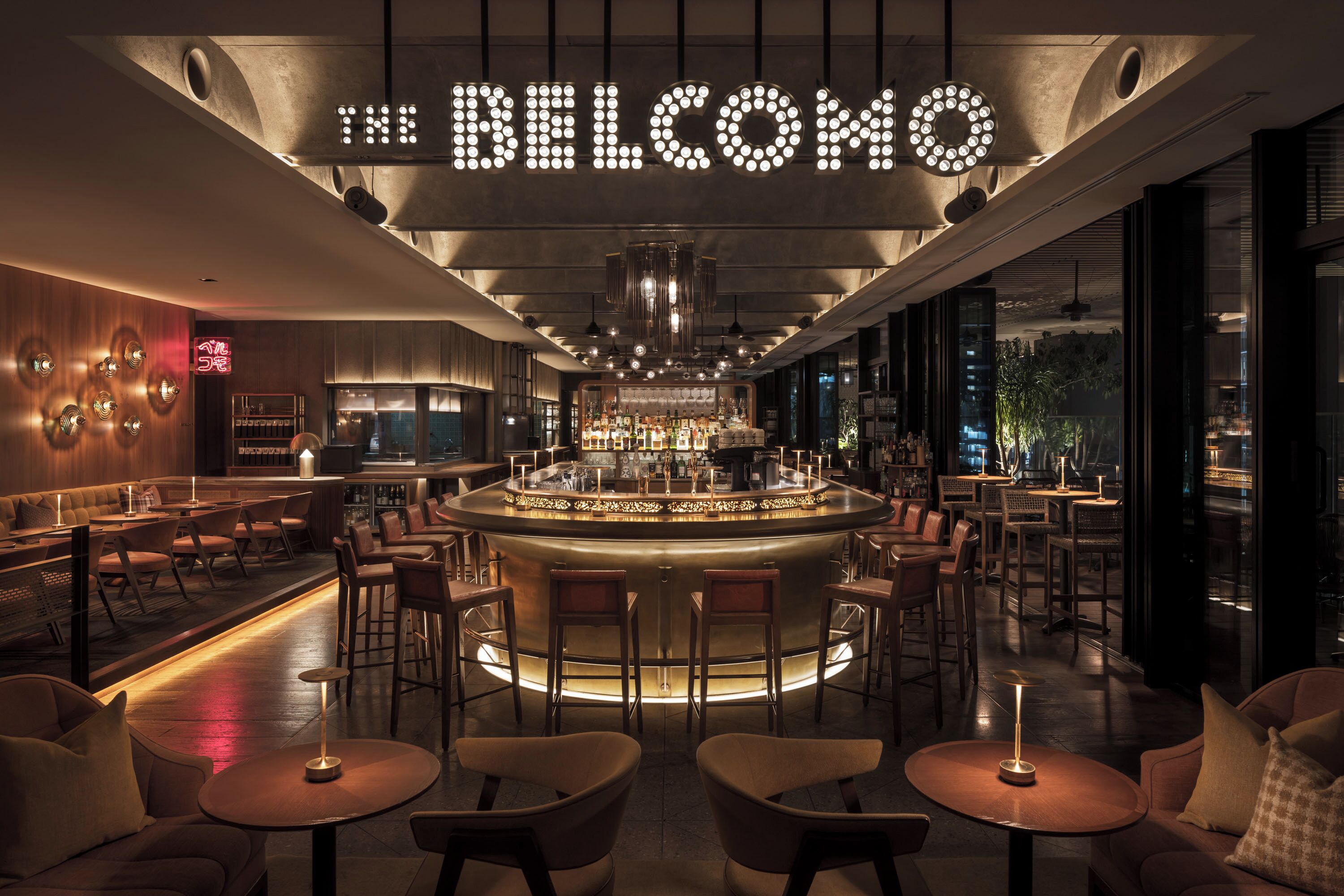 4 restaurants; breakfast, lunch, dinner and brunch served 