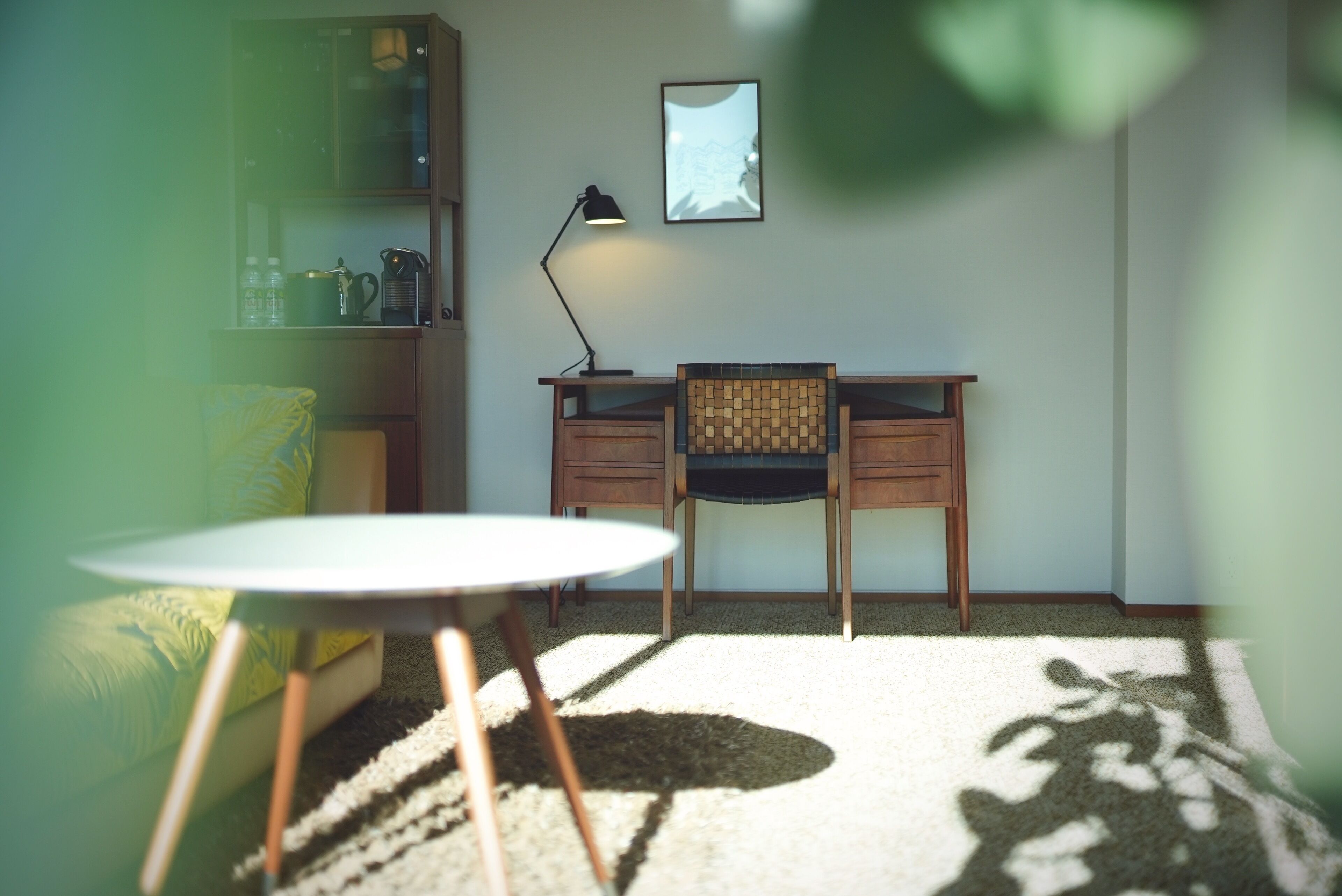 Une pièce comprenant un bureau, une chaise, une petite table et une bibliothèque.