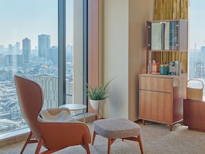 ห้องสวีท, ปลอดบุหรี่, วิวเมือง (246, Twin Beds) | บริเวณนั่งเล่น | ทีวีจอแบน, Netflix, บริการสตรีมมิ่ง