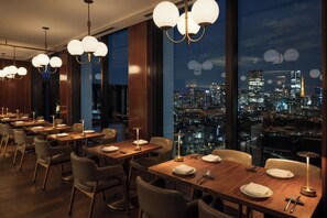 4 restaurants, serveren ontbijt, lunch, diner, fusion-gerechten