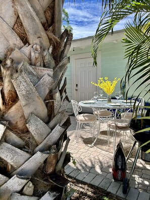 Outdoor dining - Light and bright modern beach studio (Boca Raton)