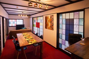 3 habitaciones, escritorio, tabla de planchar con plancha y wifi gratis 