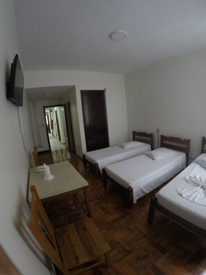 Hypo-allergenic bedding, desk, free WiFi - Hotel São Nicolau (Taubate)