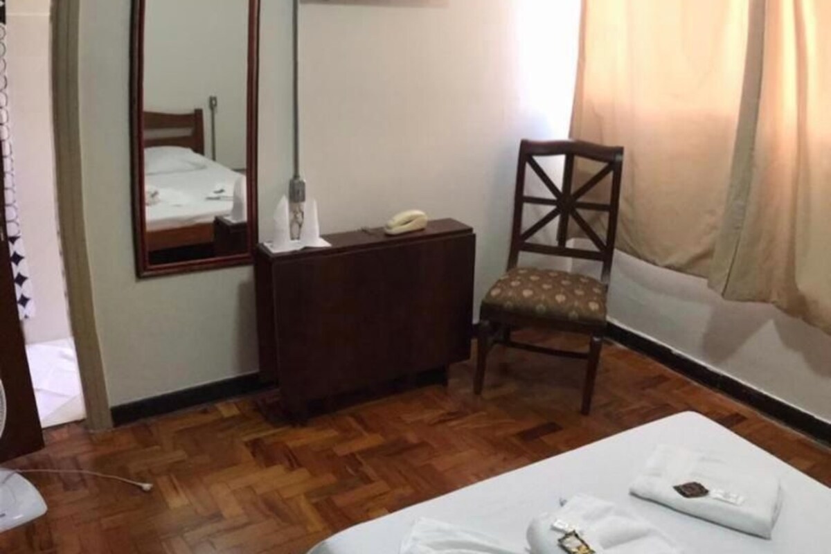 Ropa de cama hipoalergénica, escritorio, wifi gratis