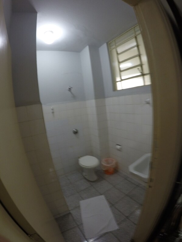 A bathroom with a toilet, a shower, and a bathtub. - Hotel São Nicolau (Taubate)