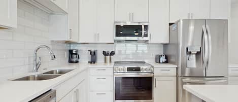 Frigorífico, microondas, horno y placa de cocina