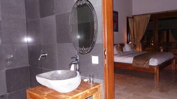 Haartrockner, Handtücher, Seife, Shampoo