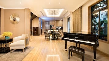 Villa, vista al lago (Icity Saigon) | Sala de estar | Televisión de pantalla plana de 60 pulgadas con canales por cable