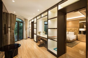 Una habitación de hotel moderna con una cama grande, un escritorio y vistas a zonas verdes.