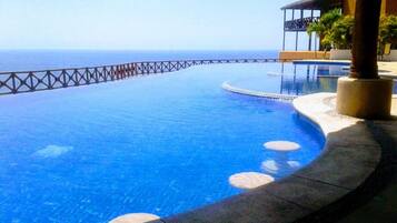 3 albercas al aire libre