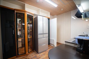 Shared fridge, microwave, stovetop, cookware/dishes/utensils - Tomoe (Hakodate)