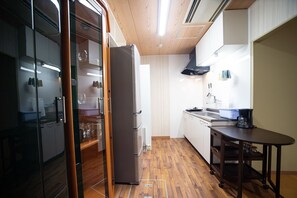 Fridge, microwave, stovetop, cookware/dishes/utensils