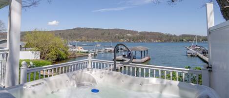Outdoor spa tub