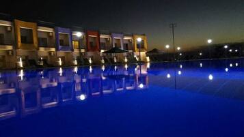 5 outdoor pools, open 8:00 AM to 6:00 PM, free pool cabanas