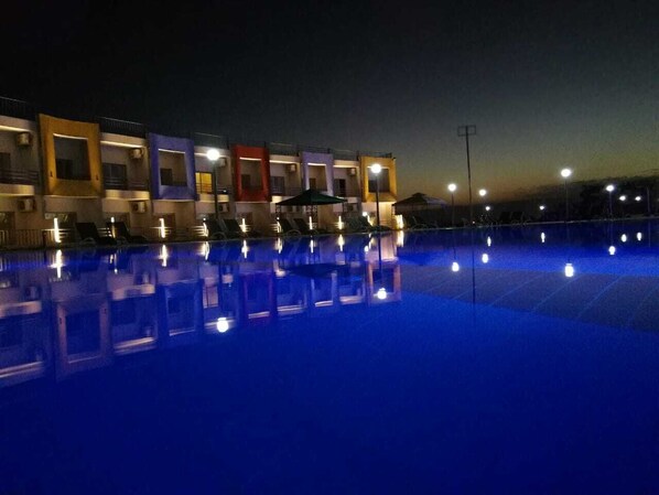 5 outdoor pools, open 8:00 AM to 6:00 PM, free cabanas, pool umbrellas