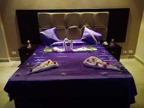 Minibar, free WiFi, bed sheets