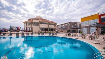 5 outdoor pools, open 8:00 AM to 6:00 PM, free pool cabanas