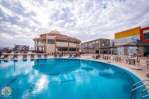 5 outdoor pools, open 8:00 AM to 6:00 PM, free cabanas, pool umbrellas
