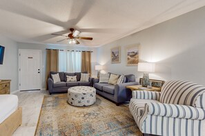 TV, DVD player - Beautiful coastal studio condo w/ pool (Santa Rosa Beach)