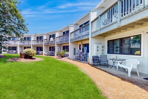 Outdoor dining - Beautiful coastal studio condo w/ pool (Santa Rosa Beach)