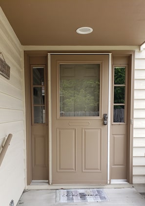 Exterior detail - Comfortable home away from home. Close to ONU and all grocery and restaurants. (Bourbonnais)