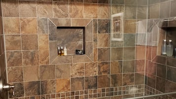 Ensemble douche/baignoire, sèche-cheveux, serviettes fournies, savon