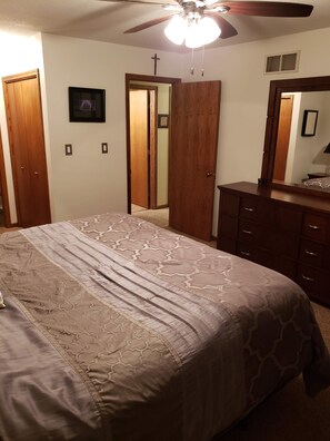 3 bedrooms, desk, iron/ironing board, free WiFi - Comfortable home away from home. Close to ONU and all grocery and restaurants. (Bourbonnais)