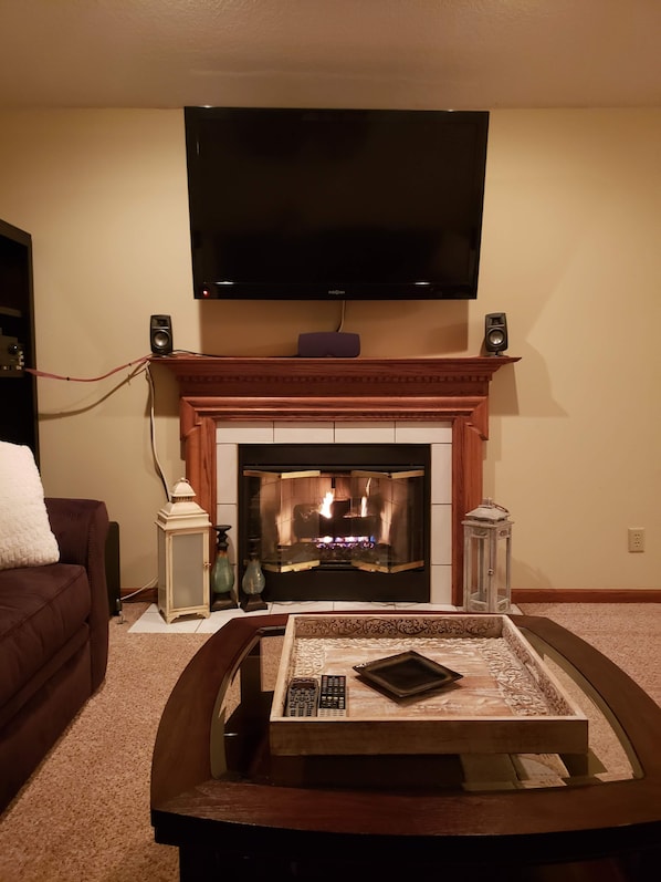Smart-tv, pejs, dvd-afspiller, bøger