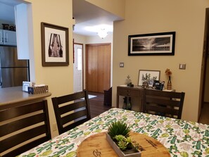 Dining - Comfortable home away from home. Close to ONU and all grocery and restaurants. (Bourbonnais)