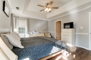4 slaapkamers, een bureau, een strijkplank/strijkijzer, reisbedje