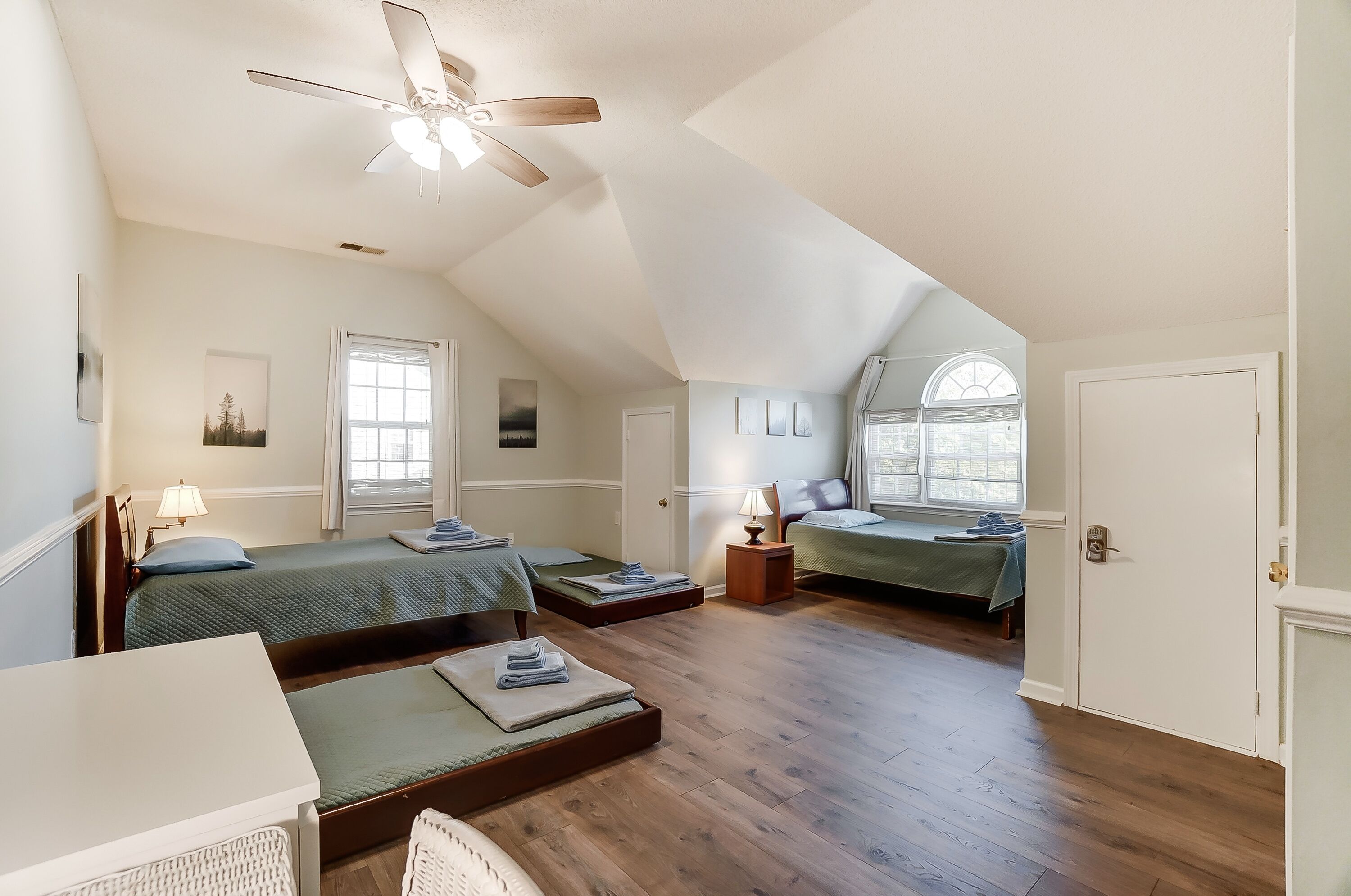 4 chambres, bureau, fer et planche à repasser, lit parapluie