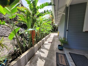 Property grounds - Lovely house and green setting, splendid view of the sea and islands of Les Saintes. (Trois Rivieres)